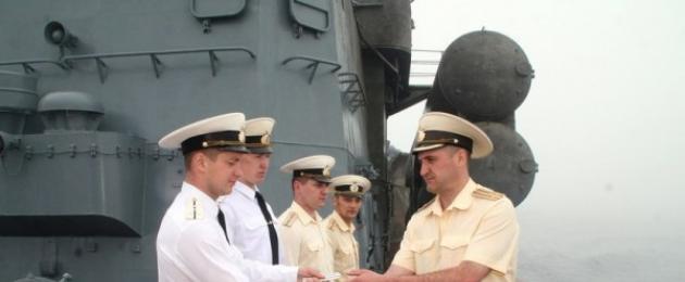 El título de capitán de marina, que significa los grados primero, segundo y tercero.  Rangos militares en la flota en orden ascendente Capitán 2do rango en tierra